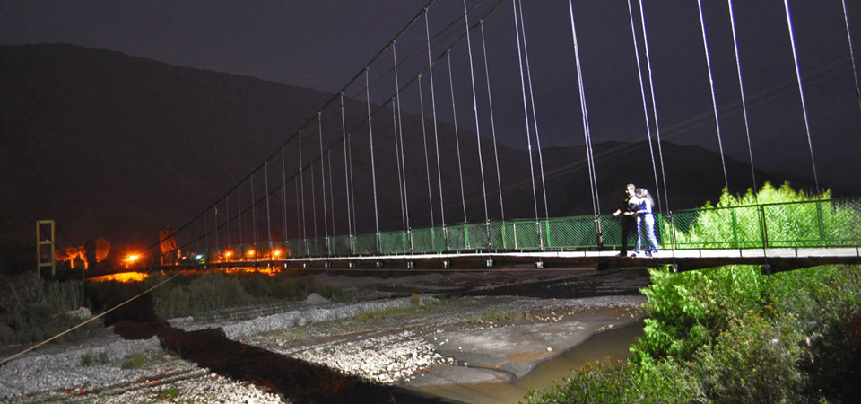Puente colgante de Acari noche
